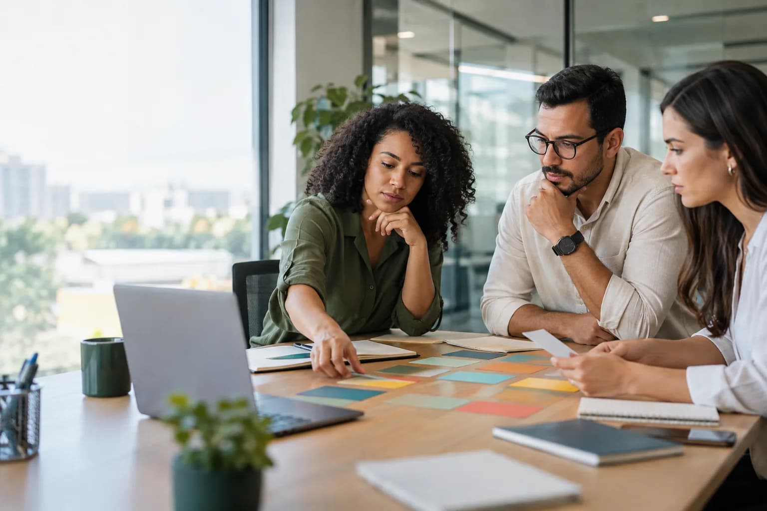 Equipe analisando cartões de prioridades e informações de trabalho em uma reunião.